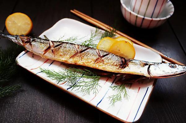 吃秋刀鱼有什么好处和坏处 吃秋刀鱼会胖吗