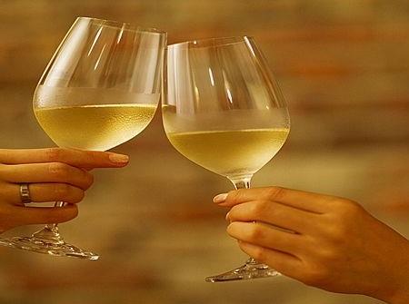 白葡萄酒过期了还能喝吗 白葡萄酒过期了怎么办