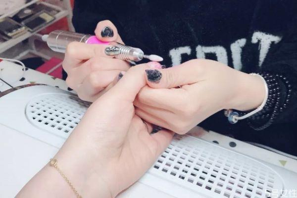 美甲一个月不卸可以吗 美甲做了多久就要卸 美甲一个月不卸可以吗 美甲做了多久就要卸