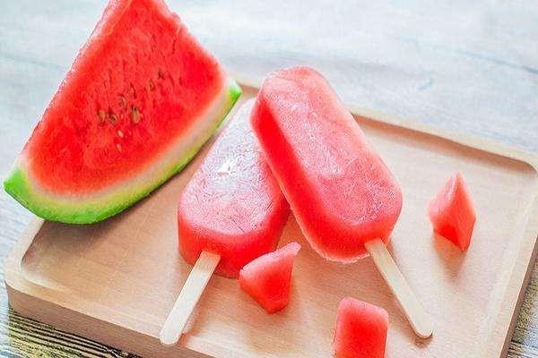 西瓜不能与什么一起吃 什么人不适合吃西瓜 西瓜不能与什么一起吃 什么人不适合吃西瓜