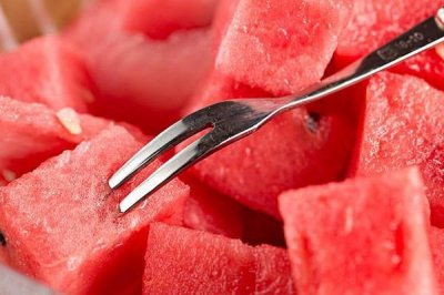 ​西瓜不能与什么一起吃 什么人不适合吃西瓜