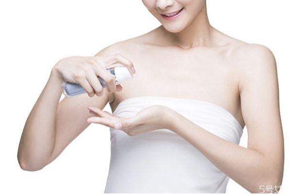 水乳先用水还是先用乳 乳和水先用哪个比较好 水乳先用水还是先用乳 乳和水先用哪个比较好