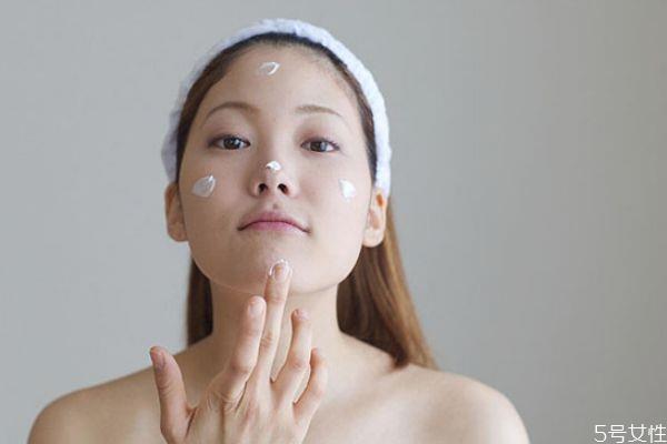 水乳先用水还是先用乳 乳和水先用哪个比较好 水乳先用水还是先用乳 乳和水先用哪个比较好