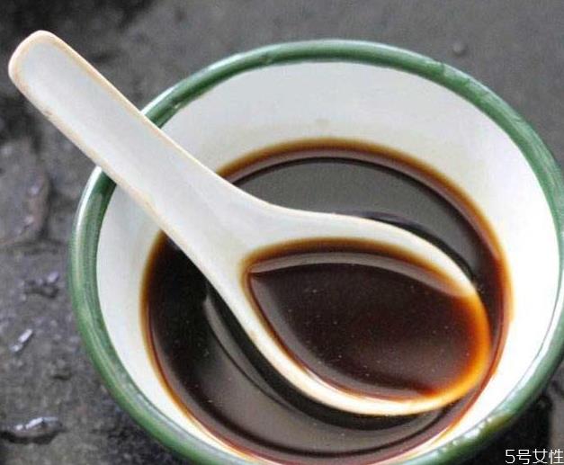 照烧汁是甜的还是咸的 照烧汁和酱油有什么区别 照烧汁是甜的还是咸的 照烧汁和酱油有什么区别