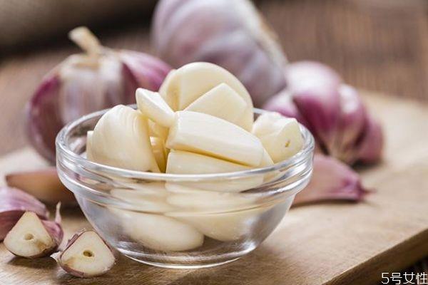大蒜发芽了还可以吃吗 为什么大蒜吃起来好辣