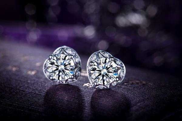 耳钉佩戴有什么的效果 耳钉的种类有哪些