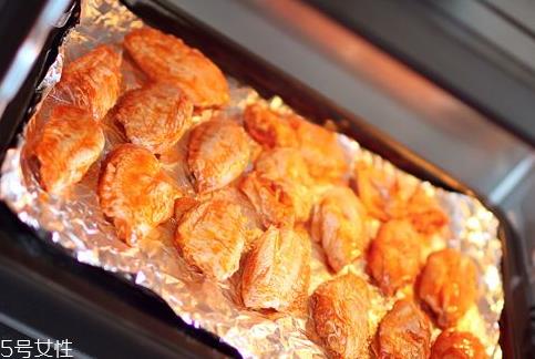 烤箱烤鸡翅要刷油吗 刷油鸡翅味道更美
