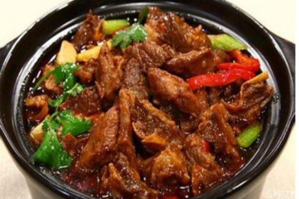 如何自制鸡公煲 鸡公煲怎么做好吃 如何自制鸡公煲 鸡公煲怎么做好吃