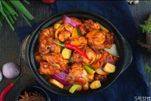 如何自制鸡公煲 鸡公煲怎么做好吃 如何自制鸡公煲 鸡公煲怎么做好吃