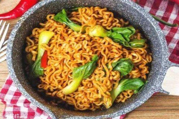 方便面的成分有什么呢 方便面为什么会发胖呢 方便面的成分有什么呢 方便面为什么会发胖呢