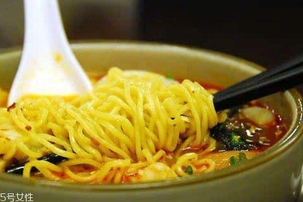 方便面的成分有什么呢 方便面为什么会发胖呢 方便面的成分有什么呢 方便面为什么会发胖呢