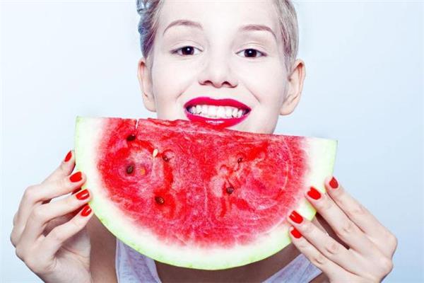 吃西瓜嘴麻是有农药吗 吃西瓜舌头发麻怎么办 吃西瓜嘴麻是有农药吗 吃西瓜舌头发麻怎么办