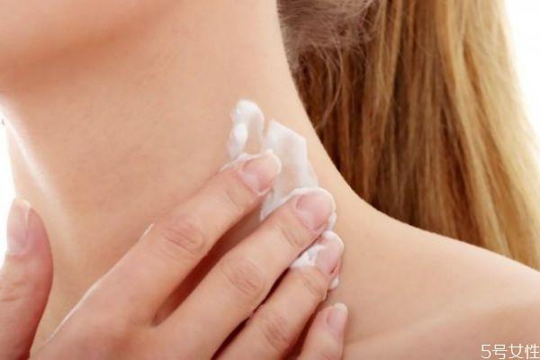 脖子上长痘痘很痛怎么办 脖子上长痘痘怎么调理 脖子上长痘痘很痛怎么办 脖子上长痘痘怎么调理