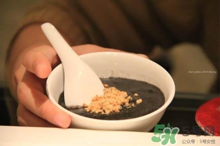 芝麻糊可以加蜂蜜吗?芝麻糊和蜂蜜能一起吃吗? 芝麻糊可以加蜂蜜吗?芝麻糊和蜂蜜能一起吃吗?