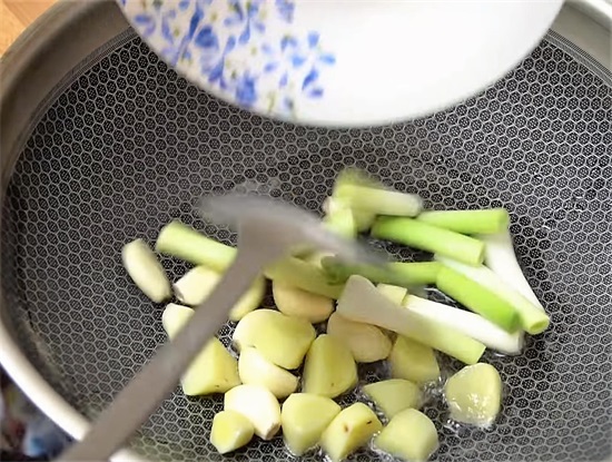 广式支竹羊肉煲的做法 好吃到吮手指