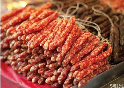 ​腊肠是生的还是熟的 腊肠变酸什么原因