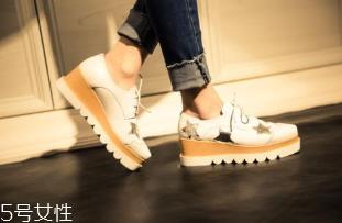 海军风大衣配什么鞋子好看 海军风大衣怎么搭鞋子 海军风大衣配什么鞋子好看 海军风大衣怎么搭鞋子