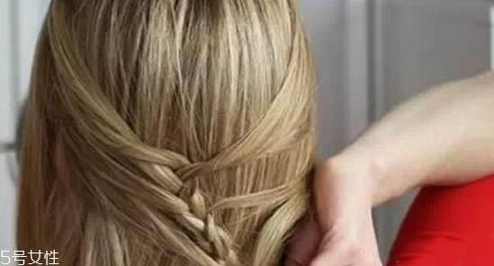 美人鱼编发怎么自己编 美人鱼自己编发教程 美人鱼编发怎么自己编 美人鱼自己编发教程