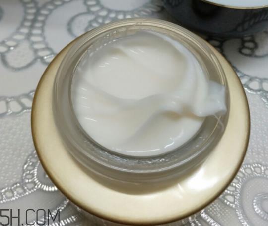 诗婷露雅蜗牛面霜适合秋冬吗?适合油皮吗? 诗婷露雅蜗牛面霜适合秋冬吗?适合油皮吗?