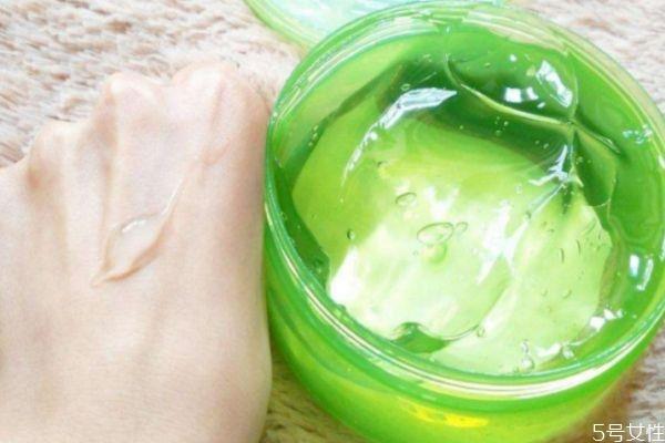芦荟胶早上用还是晚上用 晚上芦荟胶涂脸的正确用法 芦荟胶早上用还是晚上用 晚上芦荟胶涂脸的正确用法