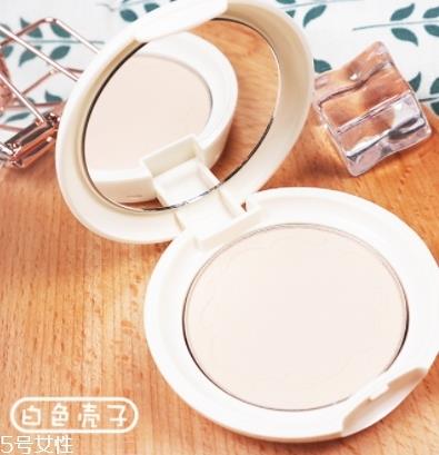 矿物粉饼的功效与作用 矿物粉饼和普通粉饼大不同 矿物粉饼的功效与作用 矿物粉饼和普通粉饼大不同