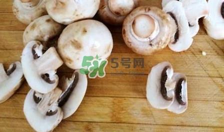 口蘑里面是黑色正常吗?口蘑需要焯水吗 口蘑里面是黑色正常吗?口蘑需要焯水吗