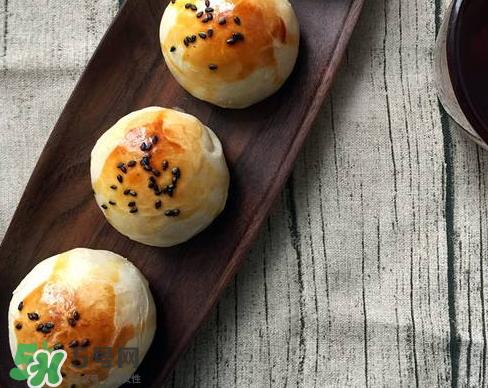 蛋黄酥可以放冰箱吗？蛋黄酥放冰箱好吃吗？