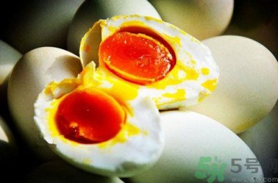 ​咸鸭蛋没煮熟能吃吗?咸鸭蛋没腌透可以吃吗