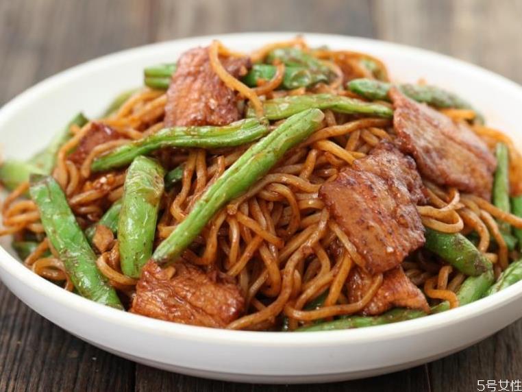 焖面一般焖几分钟 做焖面怎么让面不粘