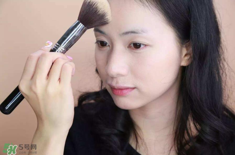 定妆喷雾好还是散粉？定妆喷雾在散粉后用吗？