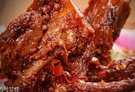 鸭锁骨热量高吗 一个鸭锁骨的热量