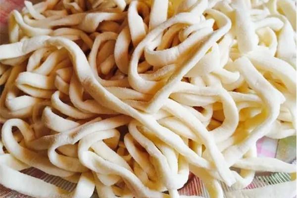 手擀面有酸味是坏了吗 手擀面为什么要放碱面