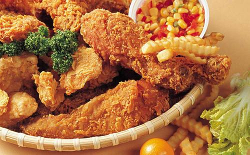 炒饭和炸鸡哪个热量高 炸鸡的主要营养成分是什么 炒饭和炸鸡哪个热量高 炸鸡的主要营养成分是什么