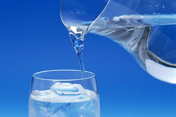 淡盐水要放多少盐 淡盐水放一晚上能喝吗 淡盐水要放多少盐 淡盐水放一晚上能喝吗