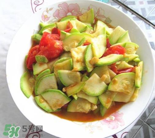 角瓜和西红柿能一起吃吗?西红柿炒角瓜怎么做好吃? 角瓜和西红柿能一起吃吗?西红柿炒角瓜怎么做好吃?