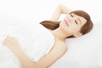 ​睡姿与皱纹不得不说的故事