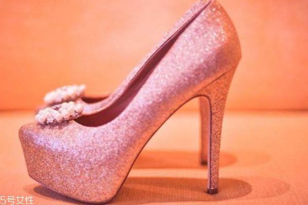 孕妇穿高跟鞋有什么危害呢 高跟鞋不适合怎么人群穿呢 孕妇穿高跟鞋有什么危害呢 高跟鞋不适合怎么人群穿呢