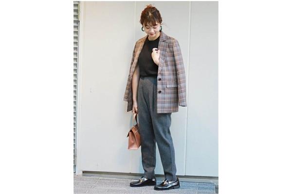 格纹西装配什么裤子 5种搭配塑造英伦气质 格纹西装配什么裤子 5种搭配塑造英伦气质