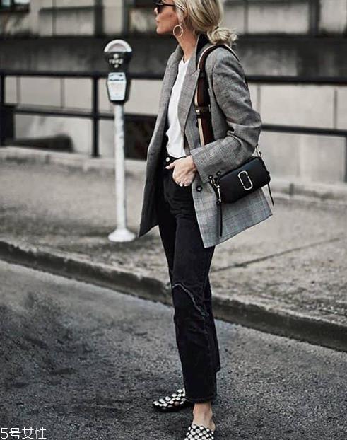 格纹西装配什么裤子 5种搭配塑造英伦气质 格纹西装配什么裤子 5种搭配塑造英伦气质