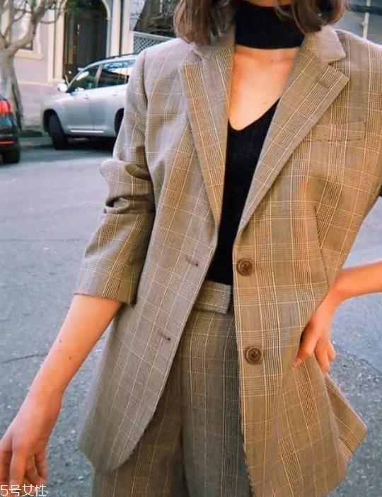 格纹西装配什么裤子 5种搭配塑造英伦气质 格纹西装配什么裤子 5种搭配塑造英伦气质