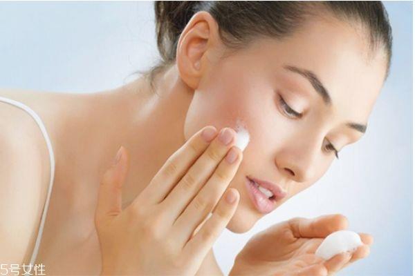 洁面啫喱和洗面奶区别 教你洗面奶如何选怎么用 洁面啫喱和洗面奶区别 教你洗面奶如何选怎么用