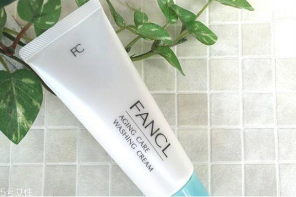 洁面啫喱和洗面奶区别 教你洗面奶如何选怎么用 洁面啫喱和洗面奶区别 教你洗面奶如何选怎么用