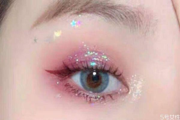 眼妆亮片亮晶晶怎么涂 眼妆亮片贴法步骤 眼妆亮片亮晶晶怎么涂 眼妆亮片贴法步骤