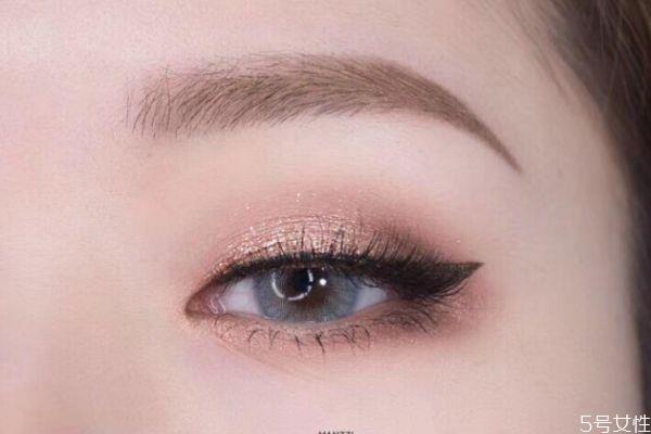 眼妆亮片亮晶晶怎么涂 眼妆亮片贴法步骤 眼妆亮片亮晶晶怎么涂 眼妆亮片贴法步骤