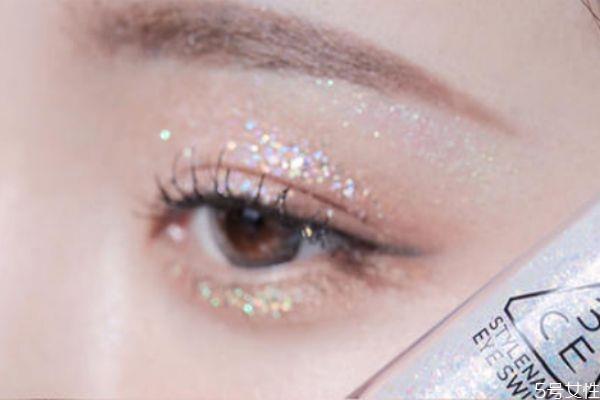 眼妆亮片亮晶晶怎么涂 眼妆亮片贴法步骤 眼妆亮片亮晶晶怎么涂 眼妆亮片贴法步骤