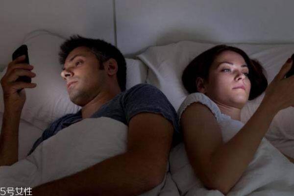 熬夜起痘痘能挤吗 熬夜痘痘去除方法 熬夜起痘痘能挤吗 熬夜痘痘去除方法