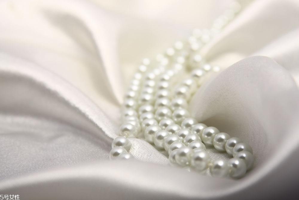 珍珠适合什么人戴 谁说珍珠首饰是妈妈级的饰品 珍珠适合什么人戴 谁说珍珠首饰是妈妈级的饰品