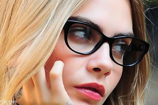 女生高度近视怎么化妆 眼睛不缩小6tips 女生高度近视怎么化妆 眼睛不缩小6tips