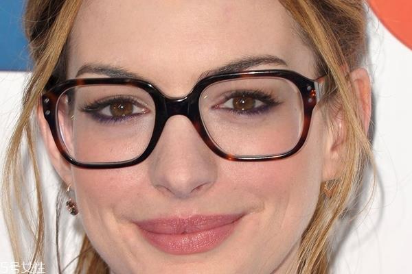女生高度近视怎么化妆 眼睛不缩小6tips 女生高度近视怎么化妆 眼睛不缩小6tips