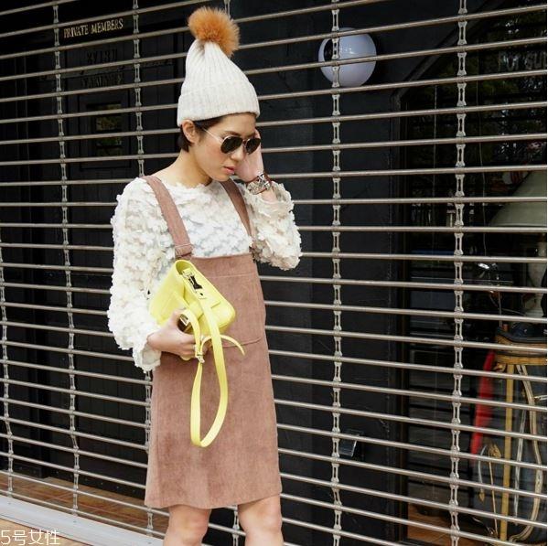 灯芯绒背带裤如何搭配 灯芯绒背带裤搭配图片 灯芯绒背带裤如何搭配 灯芯绒背带裤搭配图片